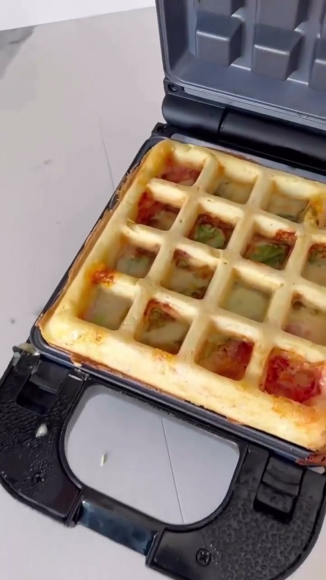 Яичный сэндвич с сыром и овощами в вафельнице