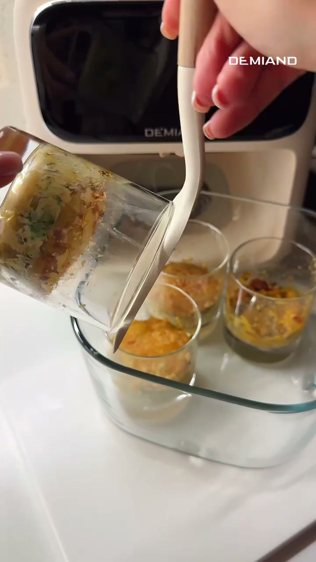 Омлет в стаканах с овощами сыром и ветчиной