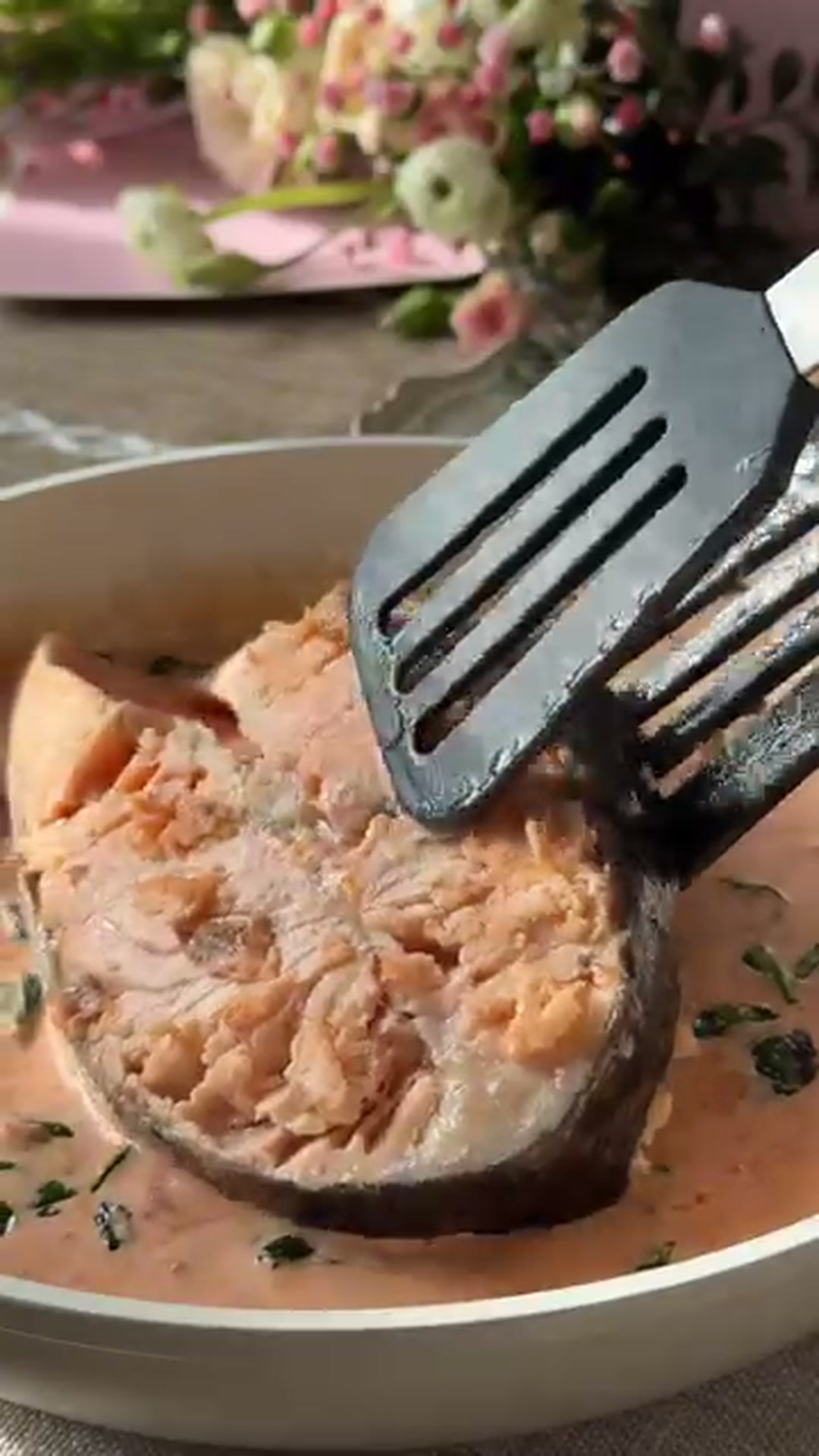 Ароматный стейк семги с кремовым соусом и шпинатом
