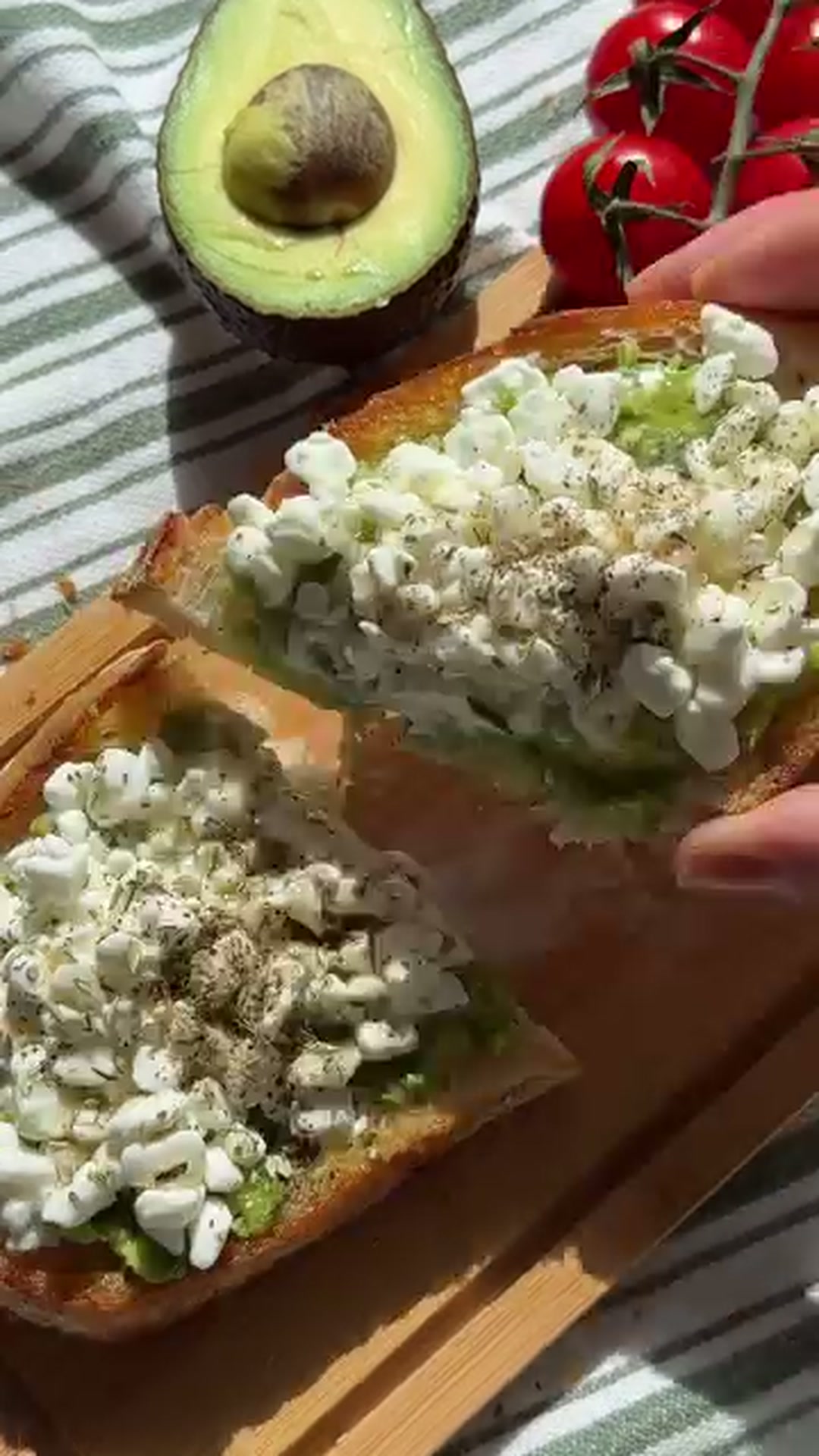Сэндвич с авокадо, творогом и мёдом