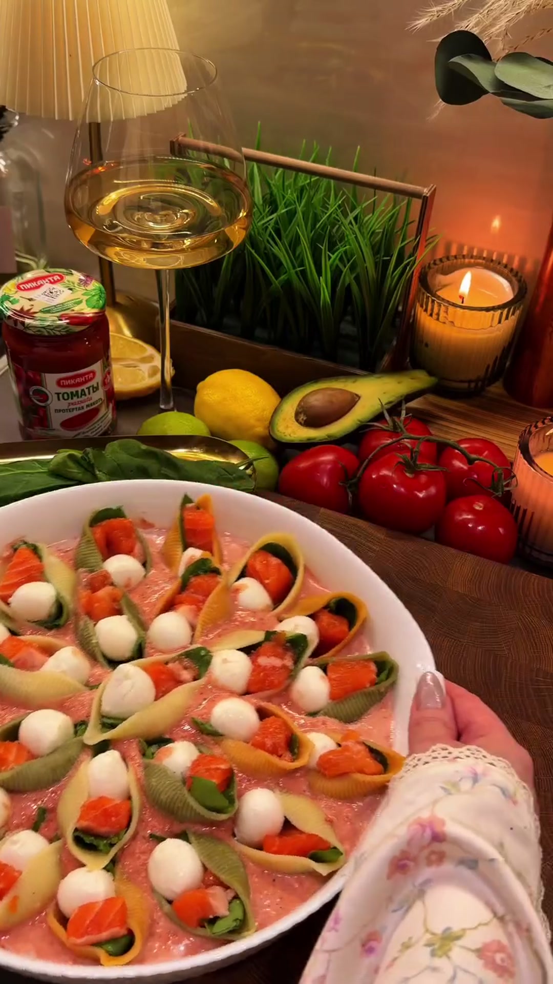 Паста с ракушками, форелью и шпинатом
