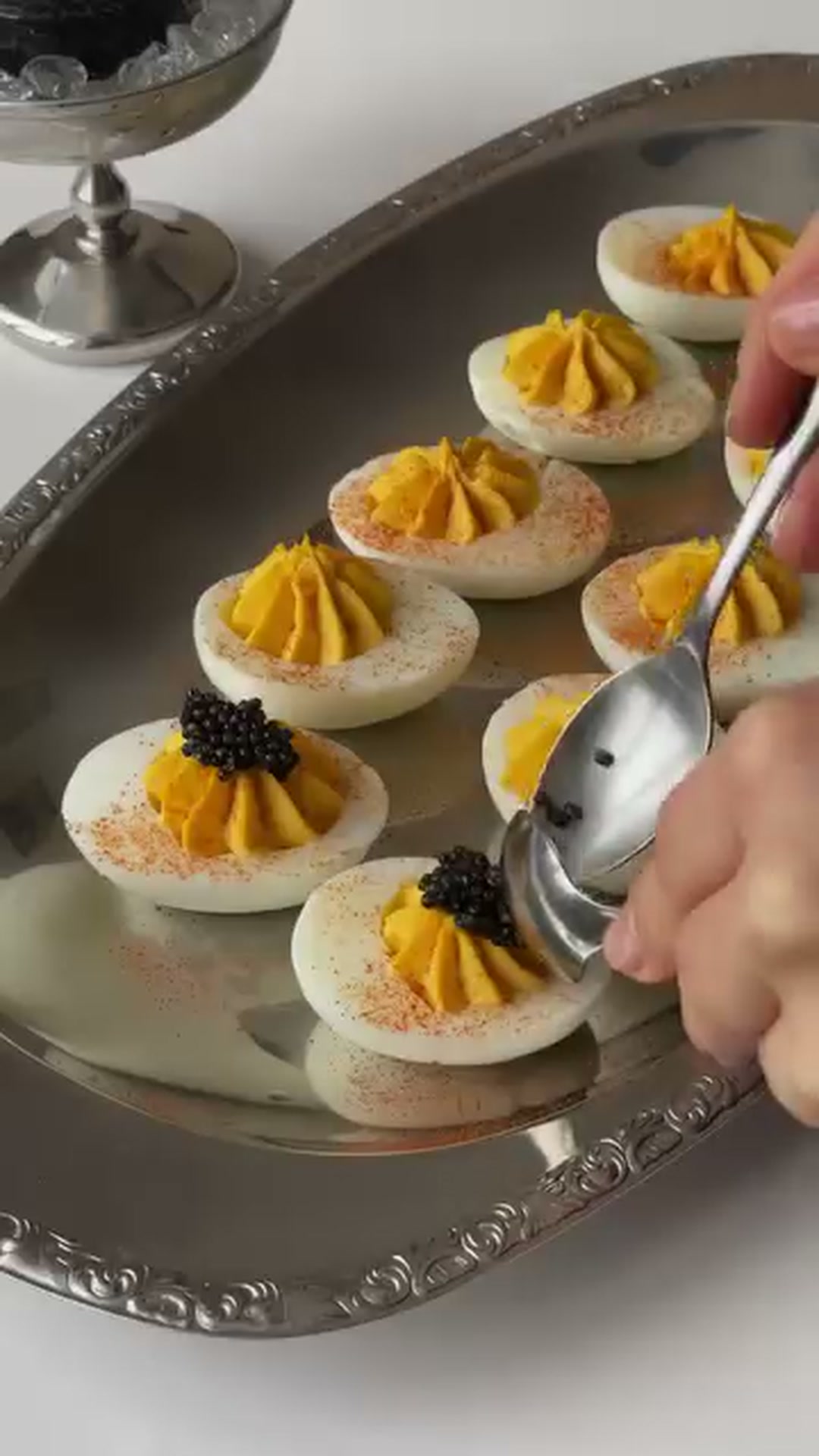 Фаршированные яйца с икрой