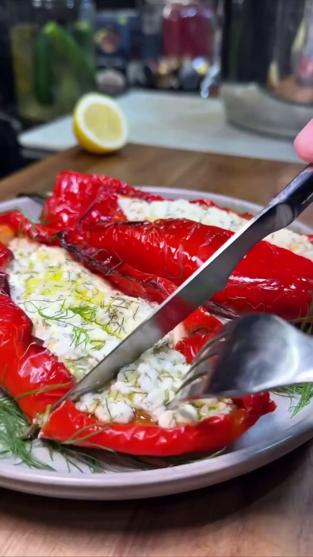 Кармашки из запечённого красного перца с фетой и укропом
