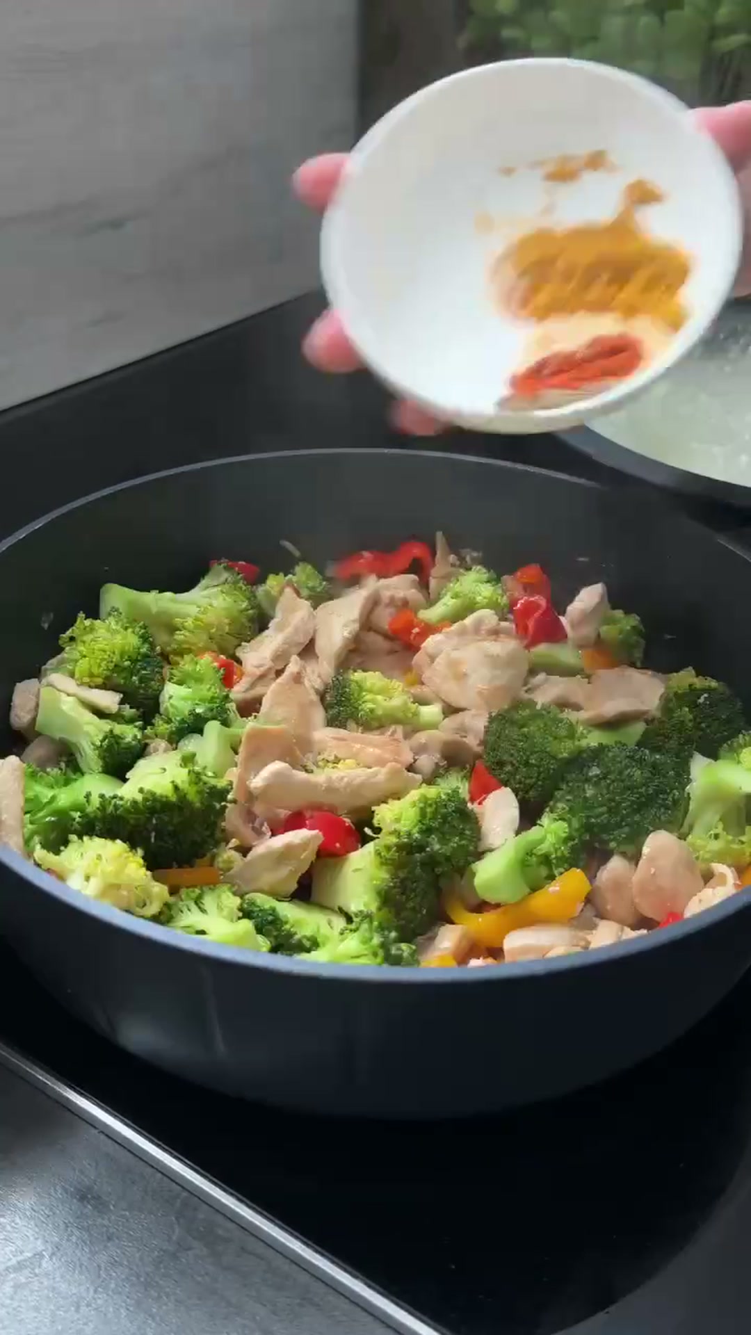 Курица с овощами в сливочно-карри соусе