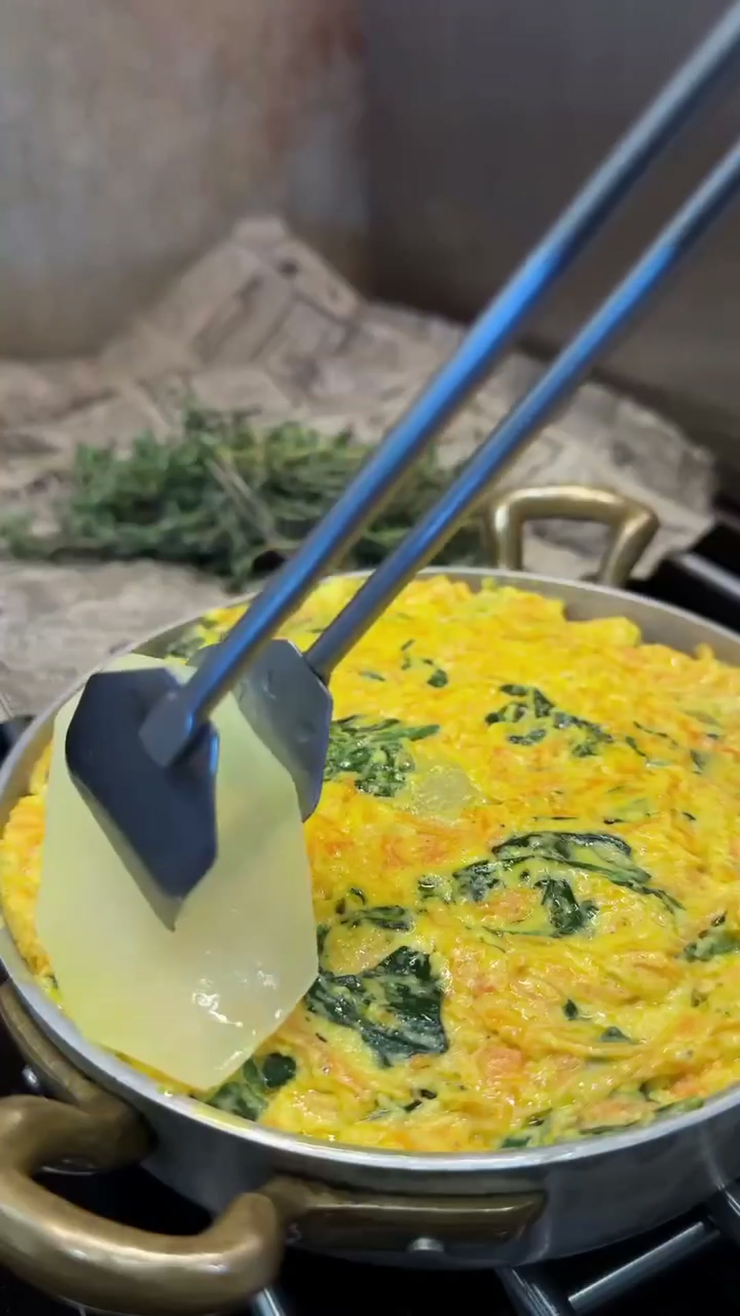 Гратен с картофелем, шпинатом, морковью и сыром