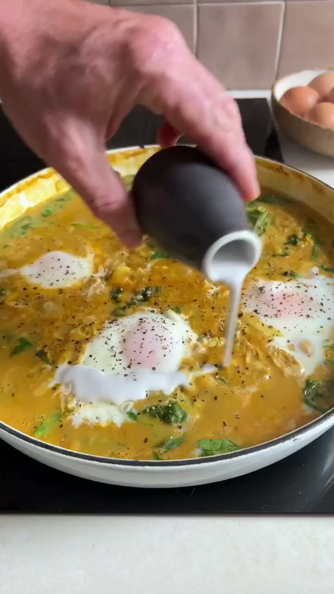 Кокосовый дал с яйцами пашот