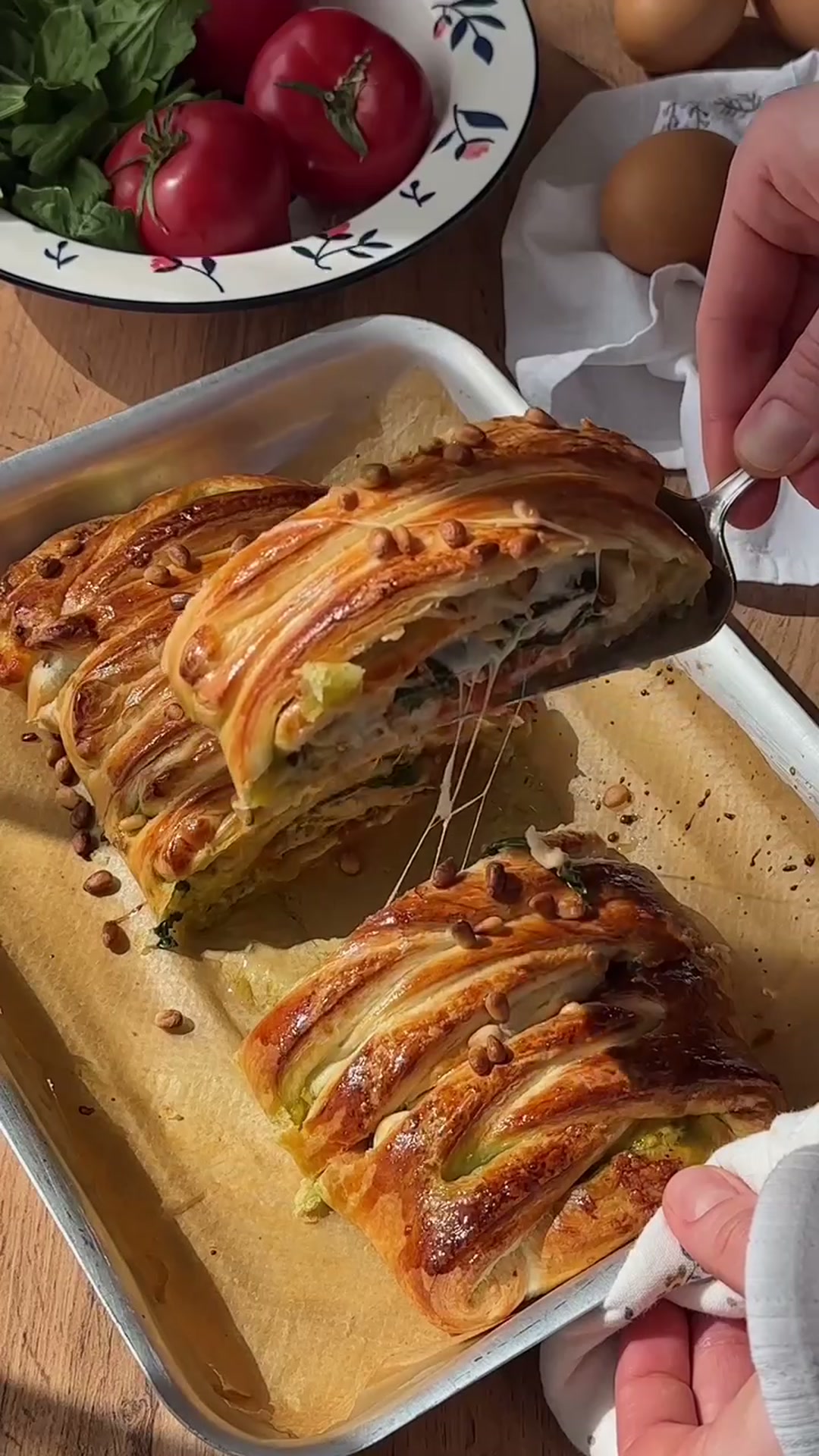 Плетёнка с песто куриным филе томатами и сыром