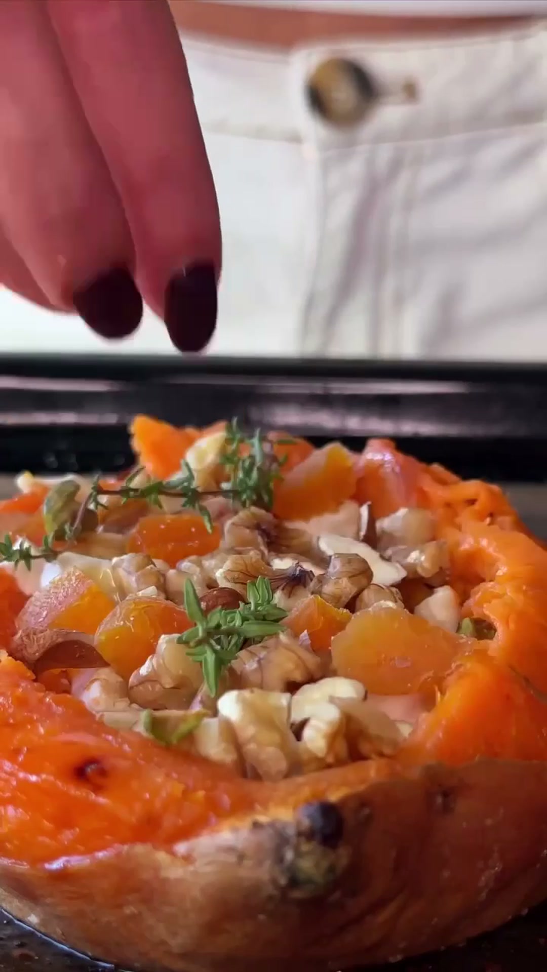 Быстрая и легкая закуска из батата с сыром бри и орехами