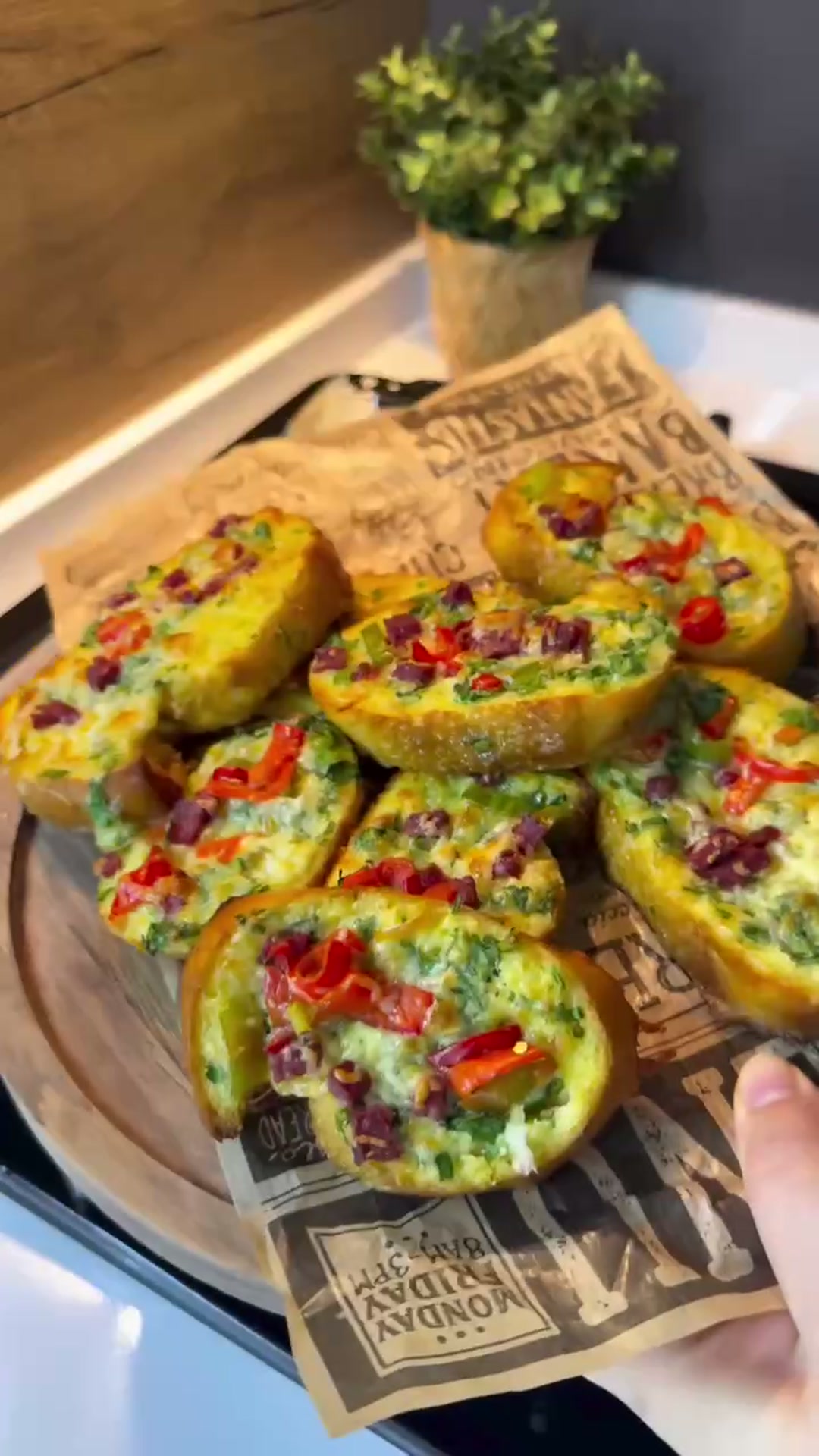 Запечённый хлеб с яйцом сыром и колбасой