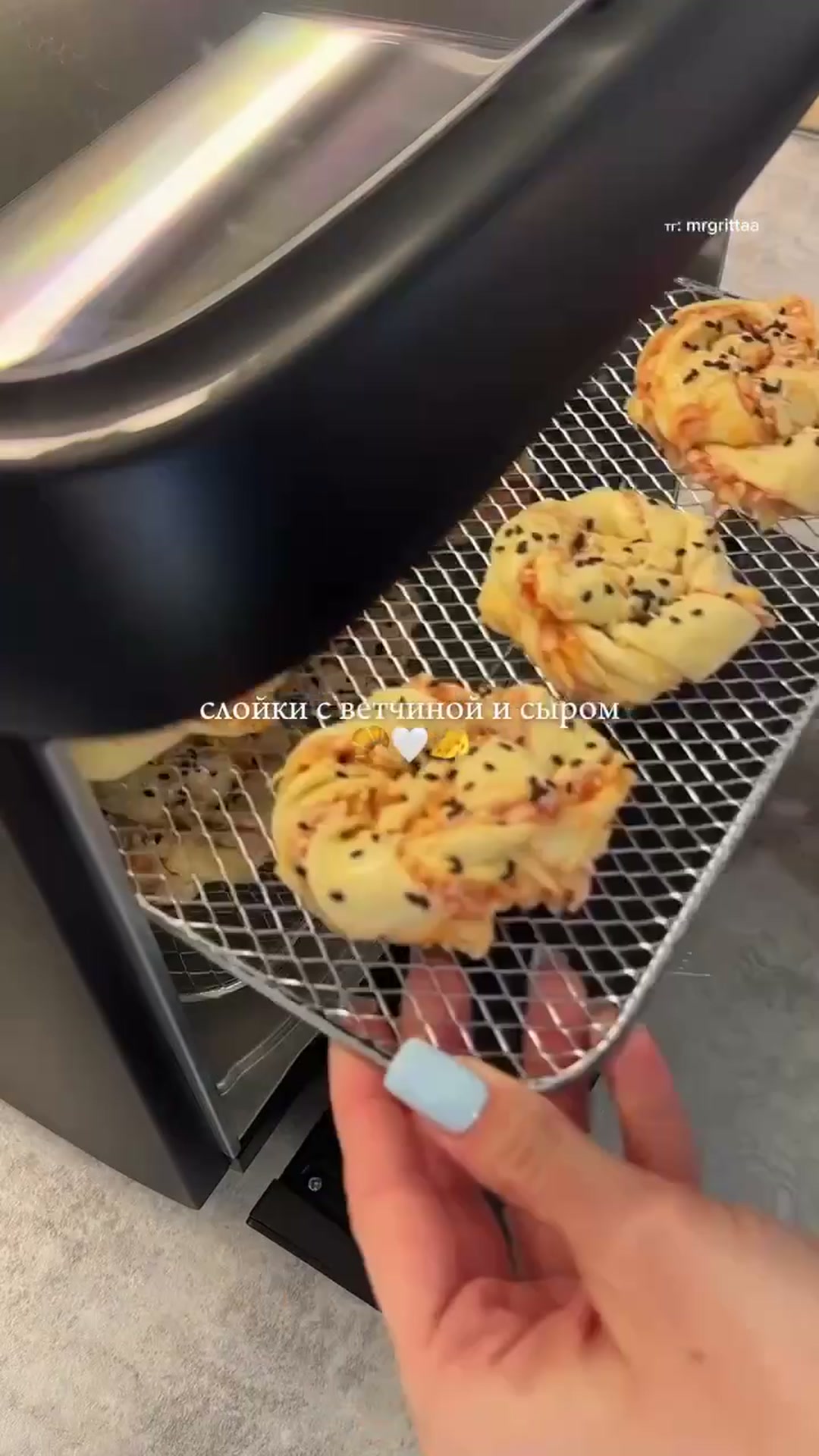 Слойки с ветчиной и сыром