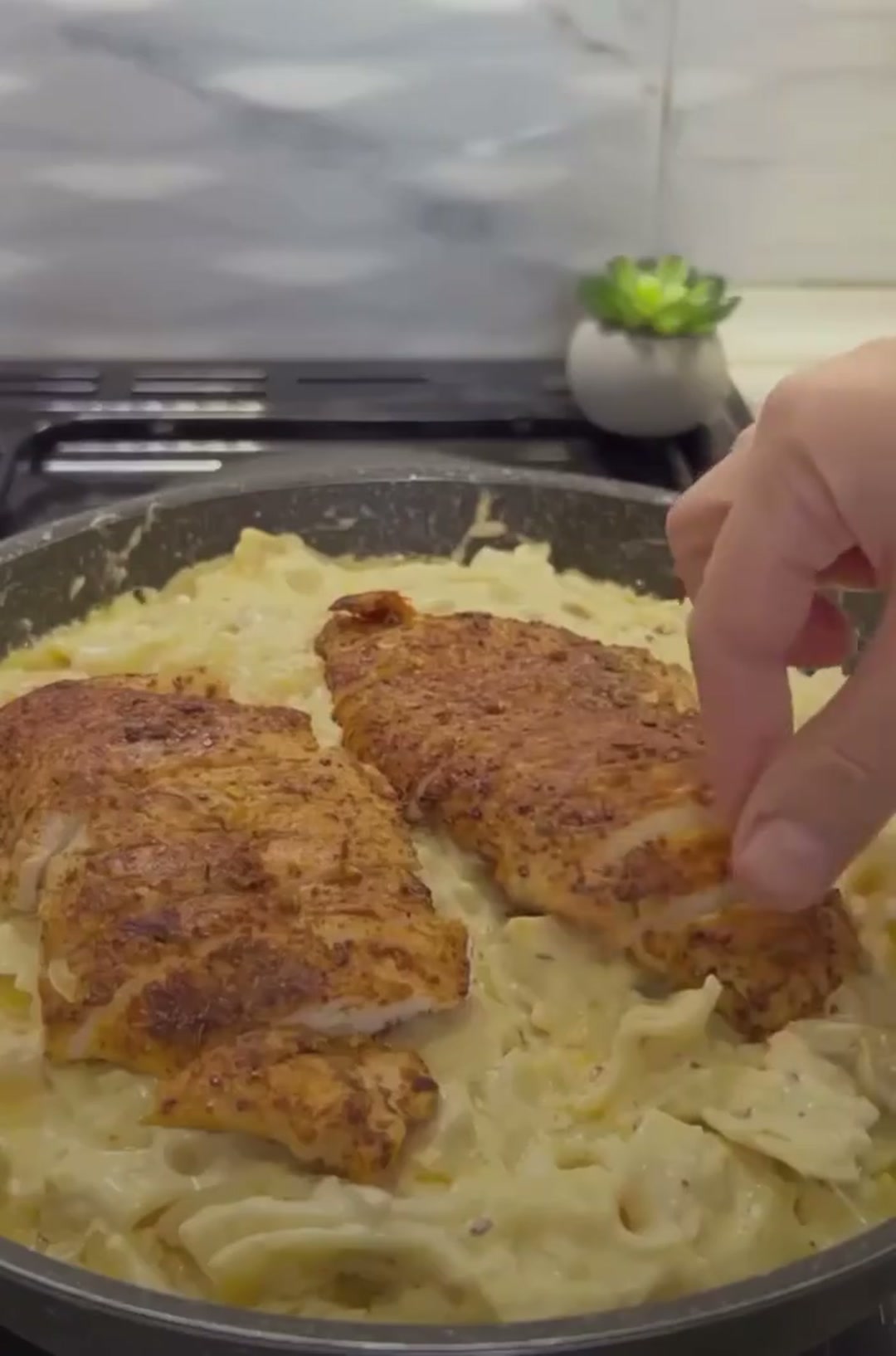 Паста в сливочном соусе с курицей и грибами