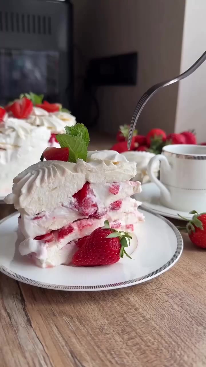 Десерт с клубникой и зефиром без выпечки