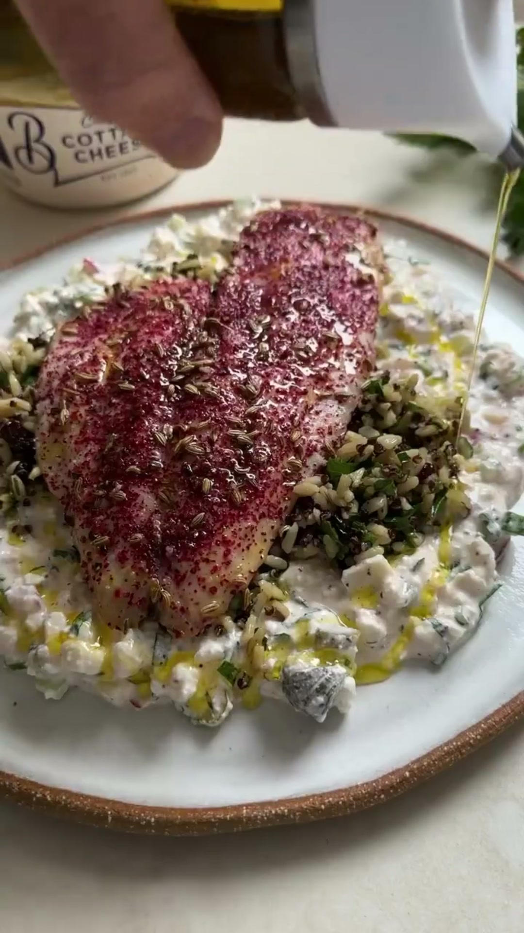 Пряная запечённая рыба с творожным салатом и злаками