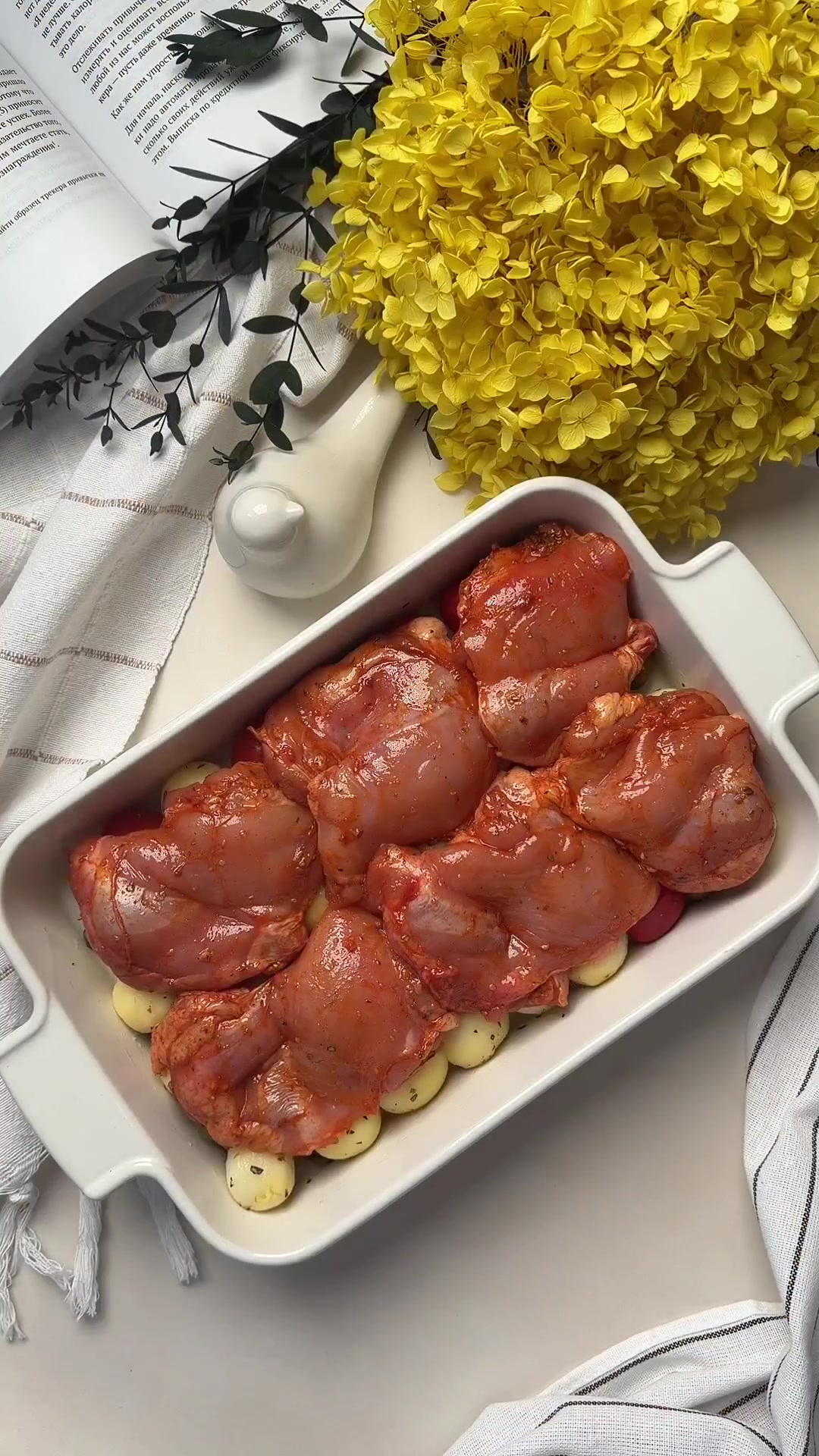 Куриное бедро с картофелем, черри, оливками и каперсами