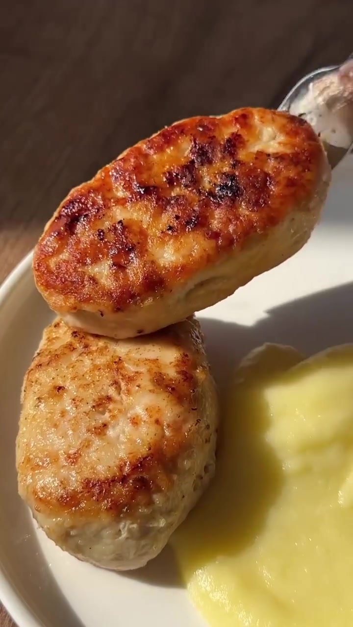 Куриные котлеты с нежным картофельным пюре