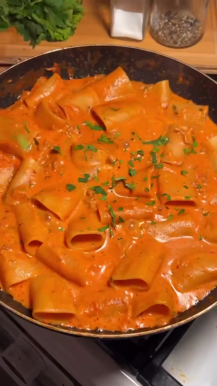 Паста с фаршем и сливочным сыром на сковороде