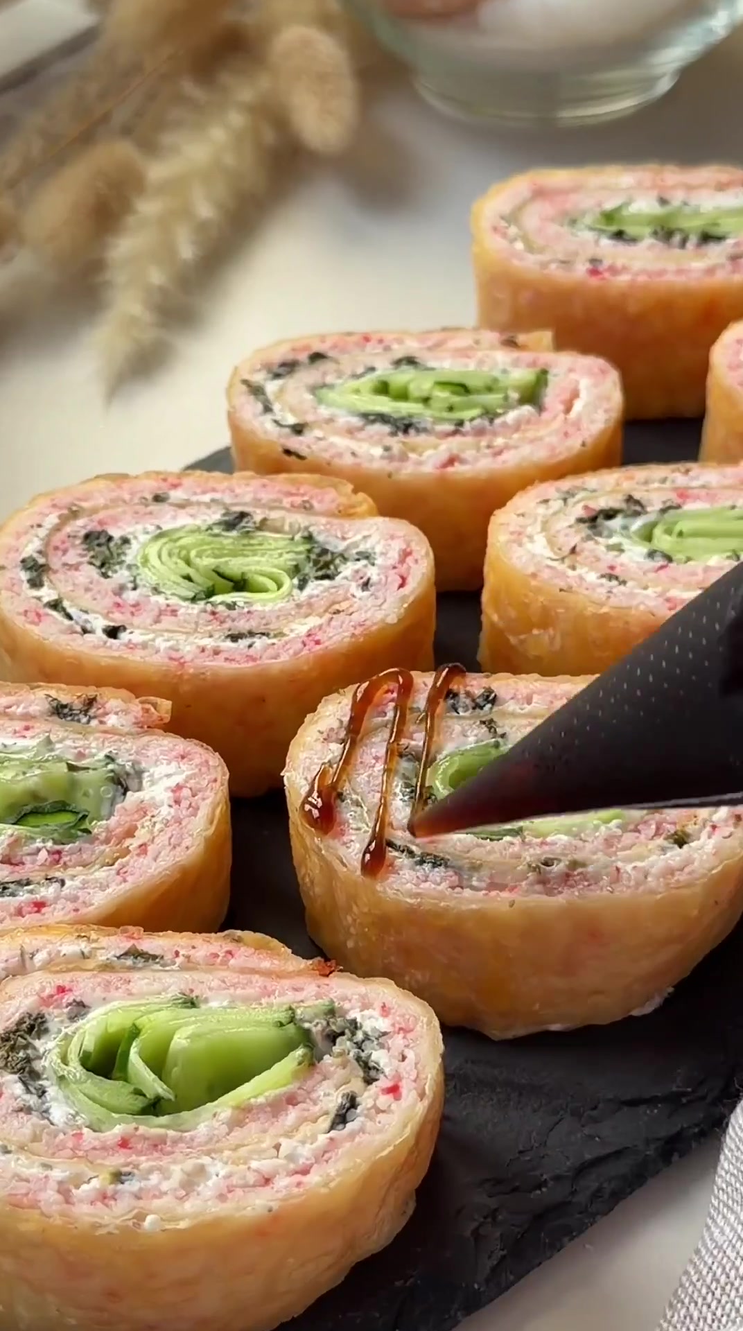 Рулет из крабовых палочек с сыром и огурцом