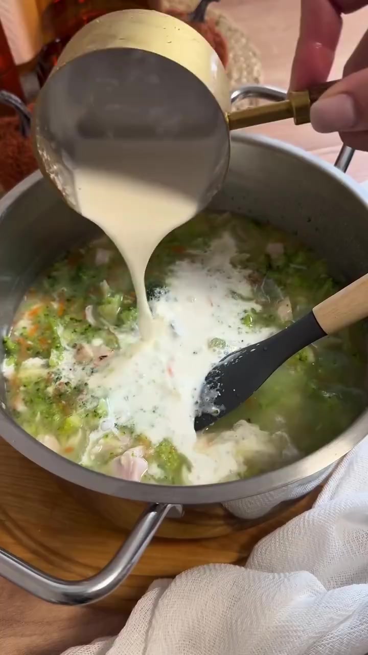 Сливочный суп с сыром, брокколи и курицей