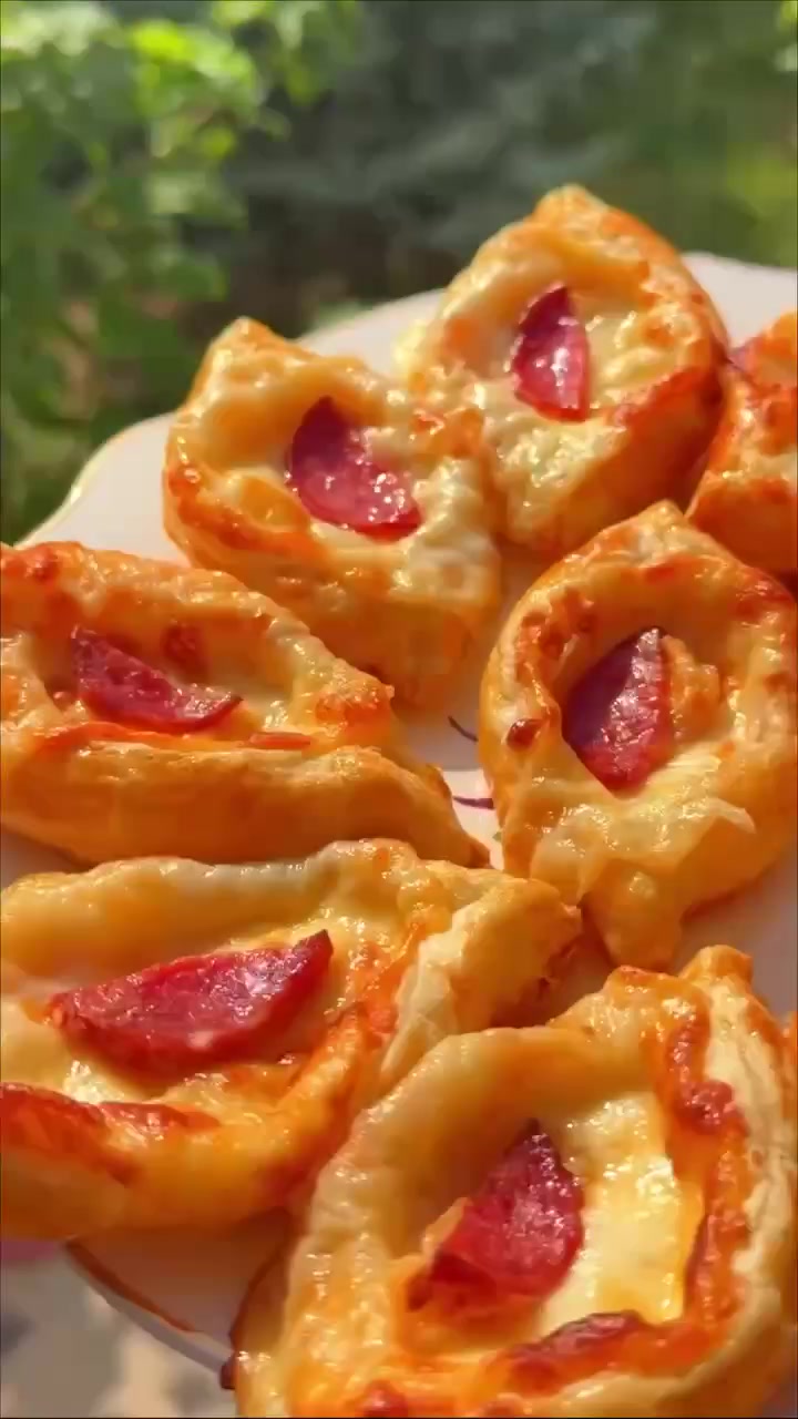 Слойки с сыром и колбасой