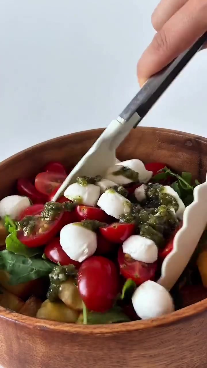 Сытный салат с запеченным картофелем и песто