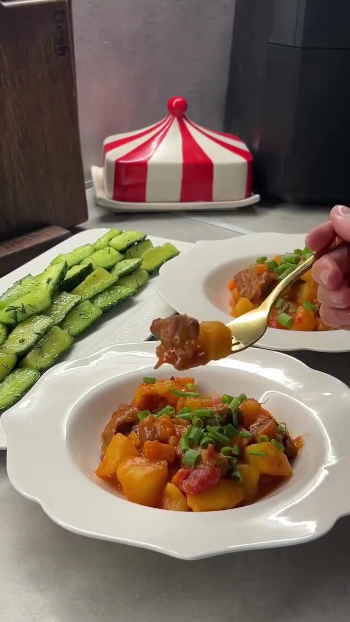 Тушеная говядина с картофелем и малосольными огурцами