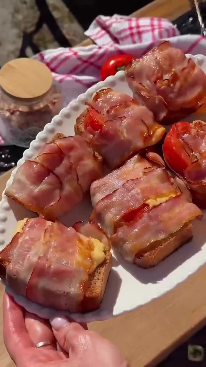 Закуска на мангале с беконом, сыром и помидорами